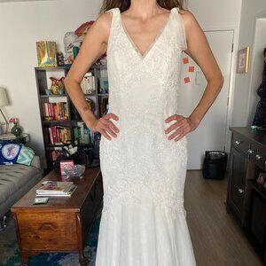 Stunning Ivory Vera Wang Lace Mermaid Wedding Dress - Size 8